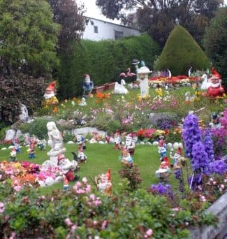 10 Garden Elements With Big Impact. decorating yard with dwarves, junk