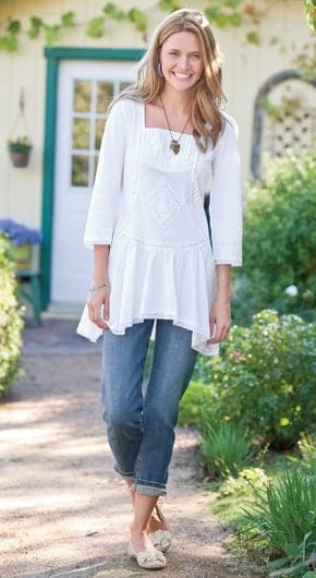 25 Classic Ladylike Looks For You: Spring Heading Into Summer. A white tunic top over rolled up jeans