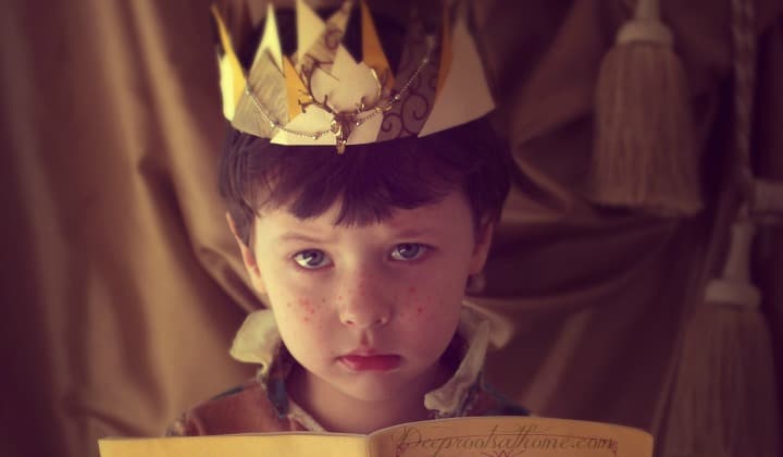 Why are kids bored, spoiled & have no friends? Warum sind Kinder gelangweilt, verwöhnt & haben keine Freunde? a little boy with a crown on his head